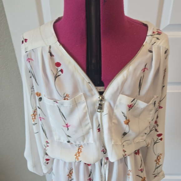 J for Justify White Blouse with V-Neck and Relaxed Fit - Picture 2 of 8